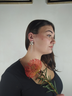 Stříbrné visací náušnice ve tvaru květiny s perličkou, Mia Rose, Itálie