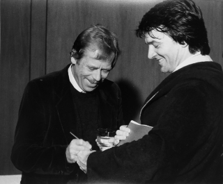Rysová Hana – Václav Havel a Vlastimil Harapes, autorská fotografie, nedatováno