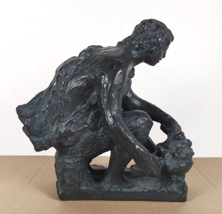 Renoir Pierre-Auguste & Guino Richard – Le Petit Forgeron (1916), patinovaná sádra, pozdější odlitek, 1958–1960