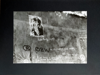 Rysová Hana – Lennonova zeď v Praze, signovaná autorská fotografie, ca 1980