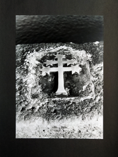 Rysová Hana – Křížek na Karlově mostě v Praze, signovaná autorská fotografie, ca 1990